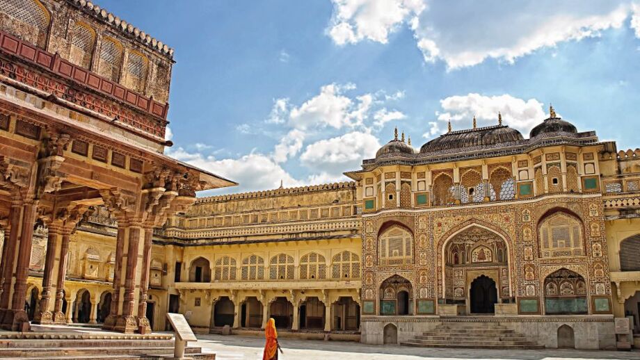Blick vom Innenhof des Amber Fort auf die Audienzhalle