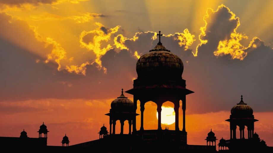 Rot und gelb gefärber Himmel vor der Silhouette zweier Tempel in Rajahstan