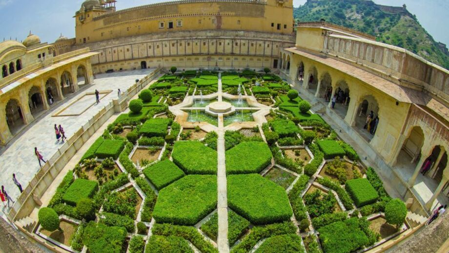 Palastanlage von Amber bei Jaipur mit grüner Gartenanlage im Innenhof