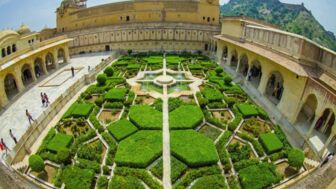 Palastanlage von Amber bei Jaipur mit grüner Gartenanlage im Innenhof