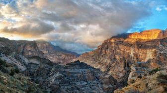 Stark zerklüftetes Hadschar-Gebirge im Oman
