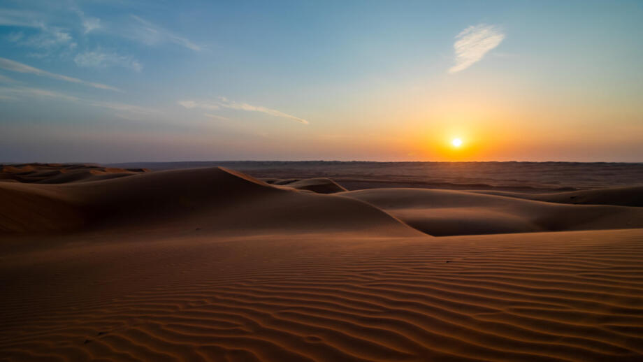 Sonnenuntergang in der Wüste mit Sand und Dünen