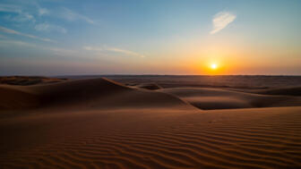 Sonnenuntergang in der Wüste mit Sand und Dünen
