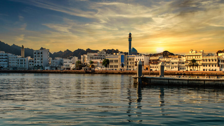 Handelsstadt Matrah im Oman mit Hafen, Häusern und Minarett
