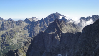 Ausblick auf die Berge mit einigen Wolken