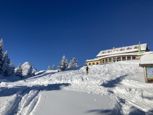 Schneebedeckte Zugspitze in Garmisch-Partenkirchen, Deutschland – ein atemberaubender Ausblick auf die Alpenlandschaft bei strahlendem Sonnenschein.