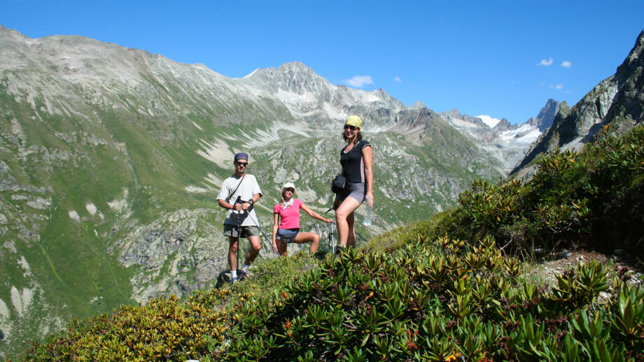 familie-wandern-berge-urlaub-shutterstock_30574543.jpg