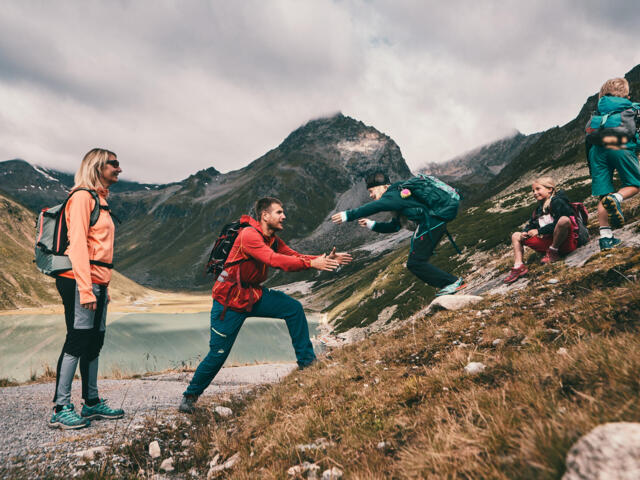 Familie im Pitztal beim Wandern