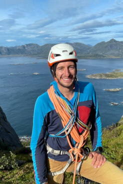 Bergführer Christoph Blumrich Am Berg, mit Tal im Hintergrund