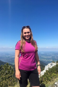 Bergwanderführerin Marie Kaiser lächelt uns zu