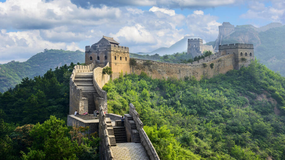 Blick auf die chinesische Mauer mit einer herrlichen grünen Landschaft umgeben