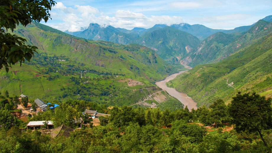 Aufgenommen auf dem Weg von Lijiang nach Panzhihua, der Jisha Fluss, zwischen herrlichen Berglandschaften