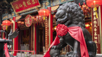 Eine chinesische Löwenstatue im Wong-Tai-Sin-Tempel in Hongkong