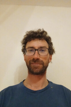 Bergführer Bernhard Hüthmair im Profil vor weißer Wand