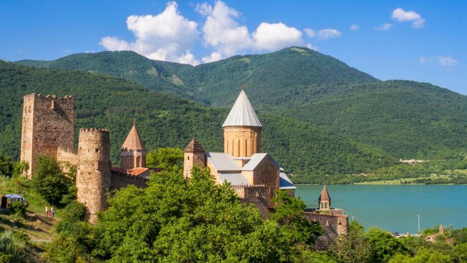 Mittelalterliche Burganlage Ananui im Georgien über einem Fluss in bewaldeter Hügellandschaft