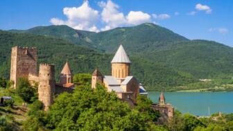 Mittelalterliche Burganlage Ananui im Georgien über einem Fluss in bewaldeter Hügellandschaft
