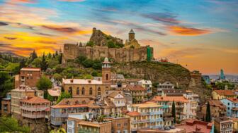 Blick auf die georgische Hauptstadt Tbilissi mit Häusern, Burg und Krichen