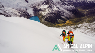Zwei Männer in Seilschaft mit Bergsee im Hintergrund