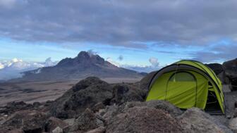 Ein Zeltcamp auf der Umbwe Route im Kilimanscharo Nationalpark mit Blick zum Mawenzi Peak
