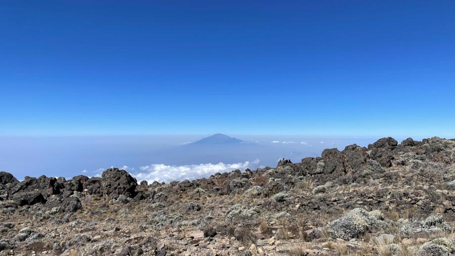Blick von der Umbwe Route im Kilimandscharo Nationalpark auf den Mount Meru im Hintergrund