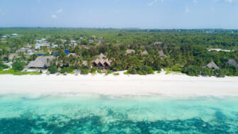 Drohnenblick vom Meer auf die Bungalows vom Zansibar Pearl Hotel