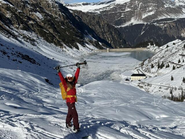 Splitboarderin auf dem Weg ins Tal