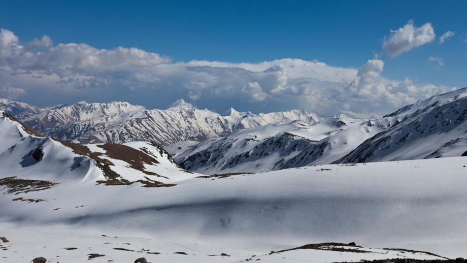 Tief verschneite Kaukasus-Gebirgskette im Winter von Georgien aus gesehen