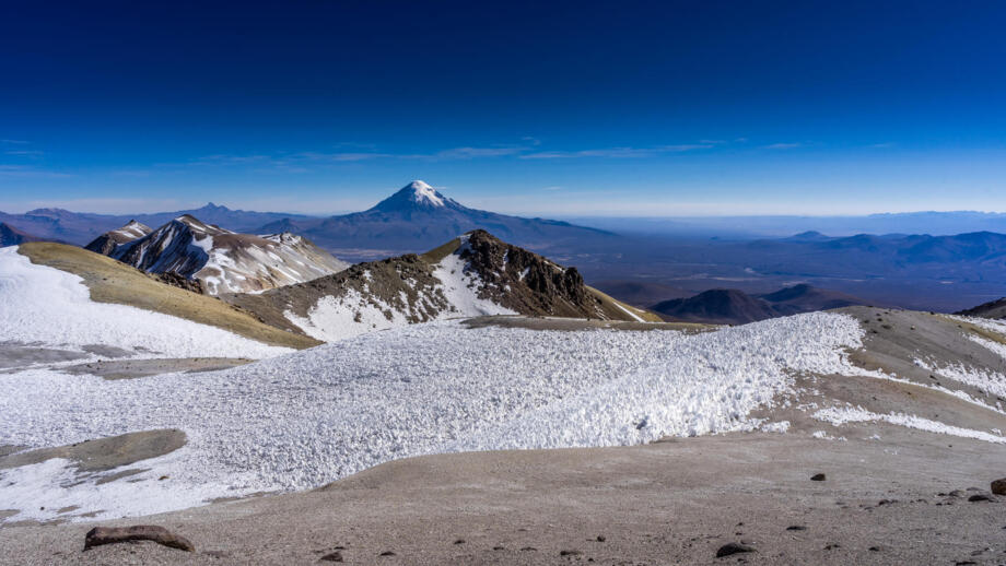 Büßerschnee im sajama-Nationalpark mit Vuklangipfel im Hintergrund