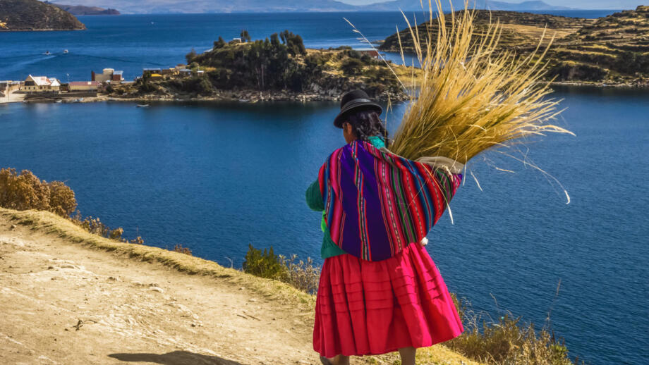 Bunt gekleidete Indigena am titicacasee in Bolivien