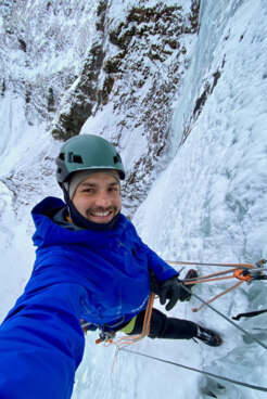 Bergführer Alexander Lieb hängt beim Eisklettern in der Wand
