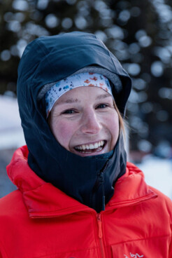 Bergführerin Johanna Klaunzer lächelt bei kalten Temperaturen in die Kamera