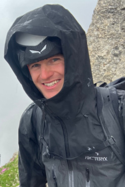 Bergführer Jakob Walser gut eingepackt im Regen