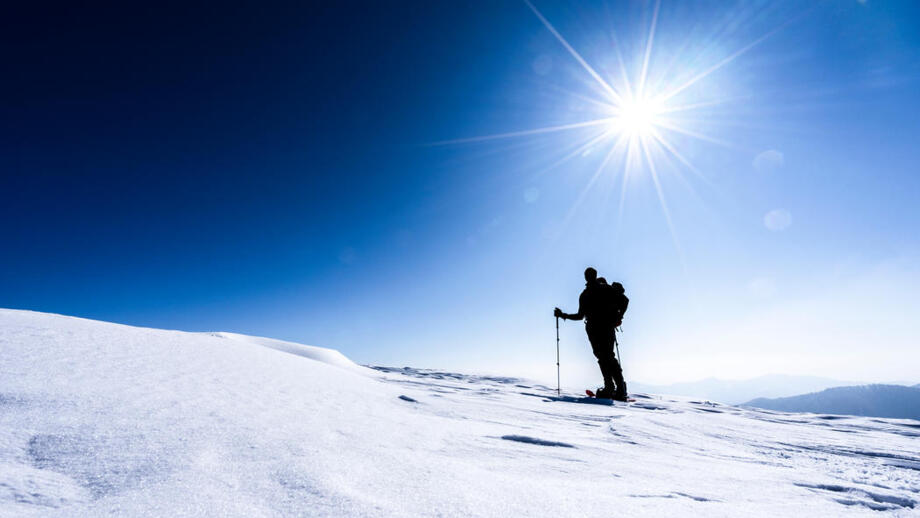 Schneeschuh_Schneeschuhwanderer_silhouette_shutterstock_1054355189.jpg
