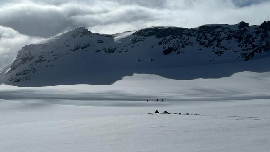 Seilschaft am Gletscher unterwegs