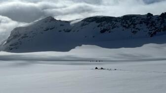 Seilschaft am Gletscher unterwegs