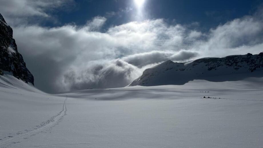 Spur im Schnee, Skitouren auf der Britanniahütte