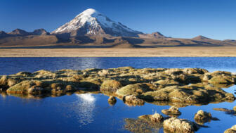 See von vergletscdherten Vulkan in Bolivien