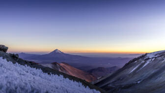 Aufstieg zum Nevado Atocango mit Büßereis im Vordergund