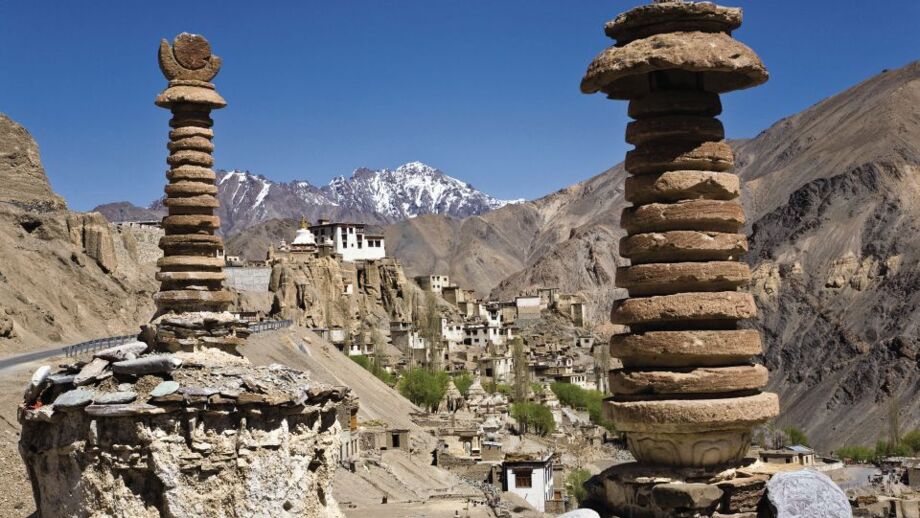 Zwei Chörten und Klosterburg von weißen Bergen in Ladakh