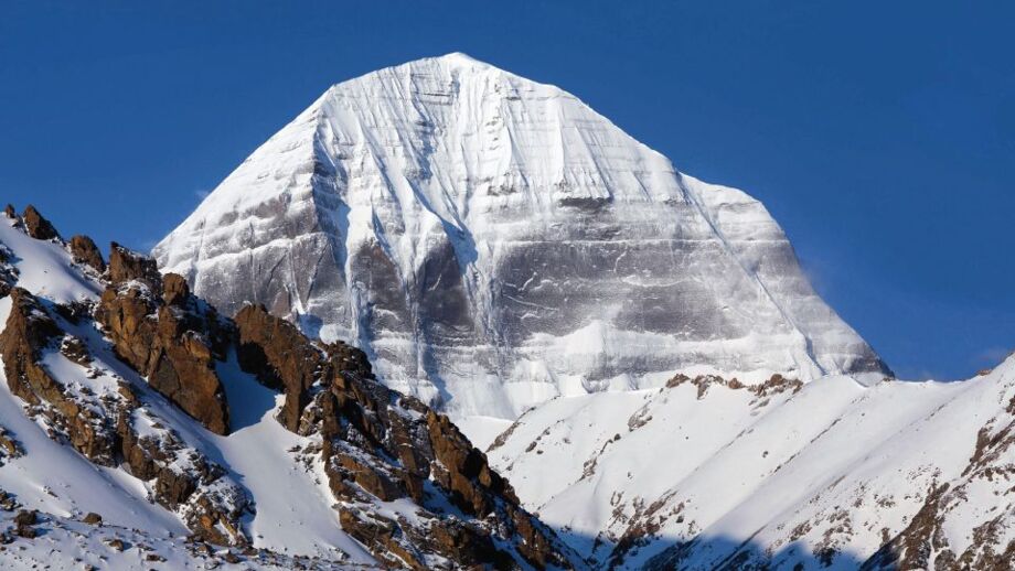 Blick auf den mit Schnee bedeckten Mount Kailash