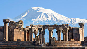 Ruinen des Tempels von Zvartnots mit dem Berg Ararat im Hintergrund in Yerevan