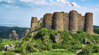 Mittelalterliche Festung Amberd mit armenischer Flagge auf dem Gipfel