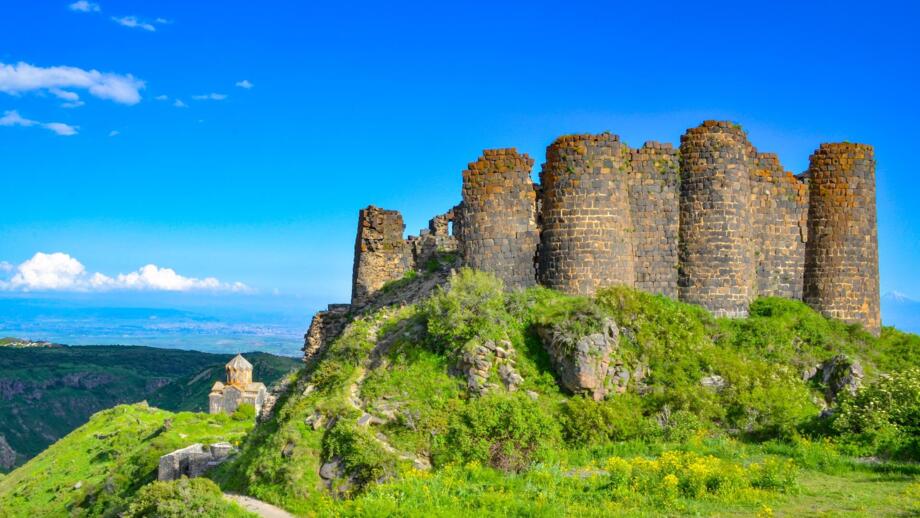 asien-armenien-amtop-ruinen-der-festung-amberd-und-vahramashen-kirche-auf-dem-berg-aragats-shutterstock_2512061339.jpg