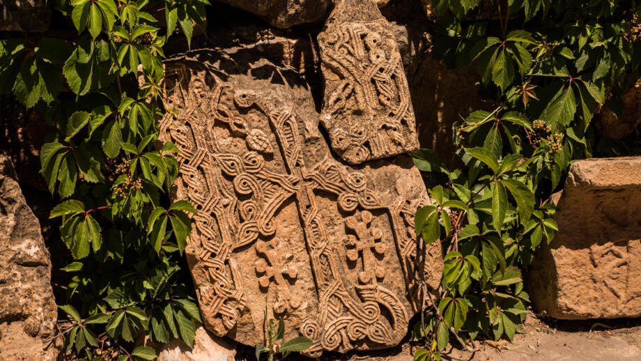 asien-armenien-amtop-old-armenian-grave-novarank-monastery-in-armenia-famous-tourist-destination-shutterstock_720523741.jpg