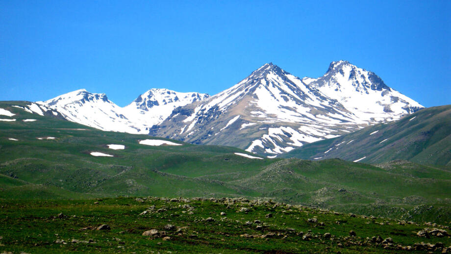 asien-armenien-amtop-aragatgebirge-schnee-bedeckt-shutterstock_40499770.jpg