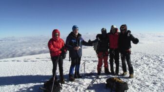 Eine Gruppe Wanderer auf dem Gipfel des Chimborazo