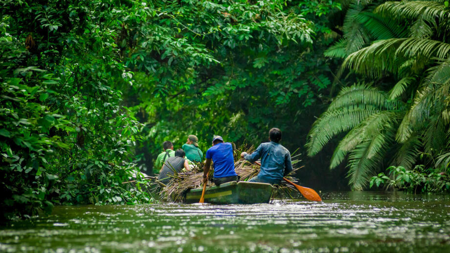 Einheimische in einem Boot auf einem Fluss im Amazonas