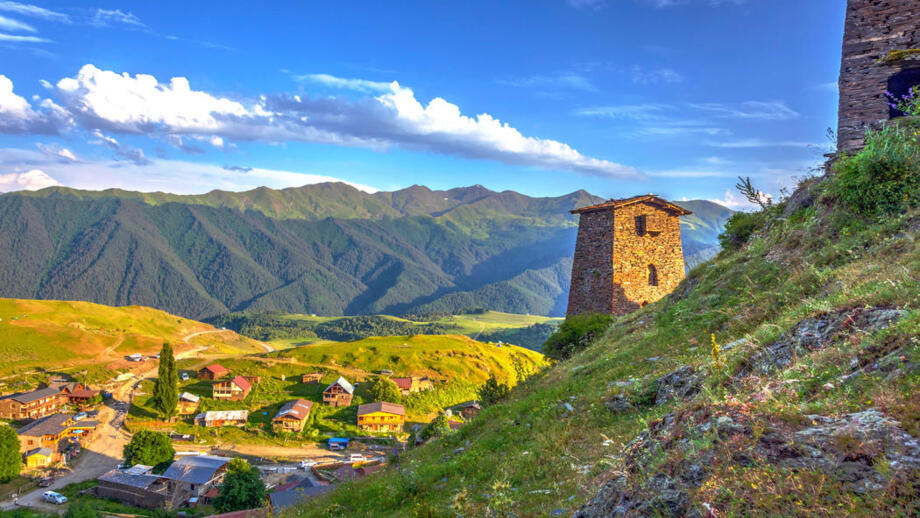 Ort Omalo mit Wehrtürmen in grüner Kaukasus-Landschaft in Georgien