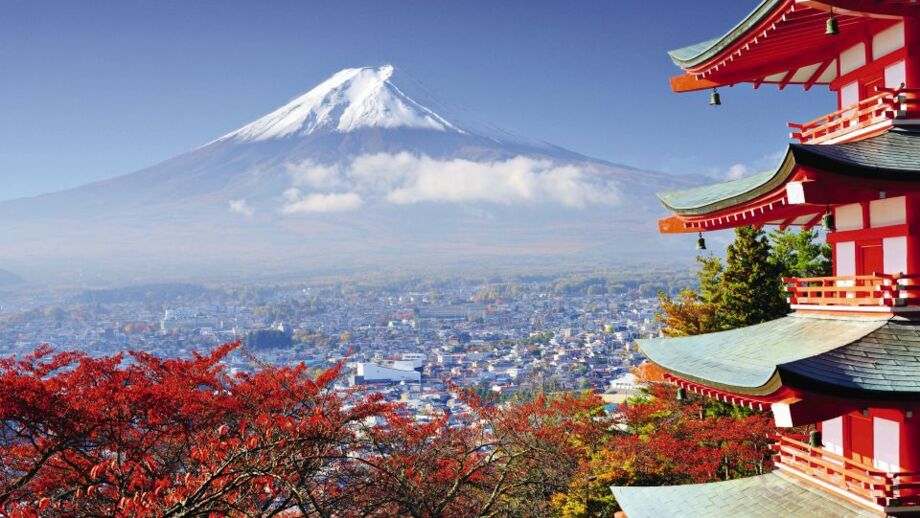 Blick von einer Pagode in Tokiyo über die Dächer der Stadt auf den Vukan Fuji mit seiner weißen Eiskappe