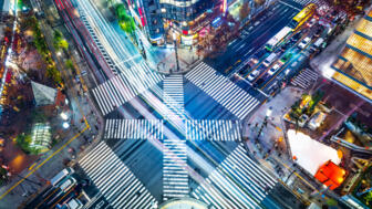 Verkehrsreiche Strapenkreuzung mit Zebrastreifen in alle Richtungen in Japan